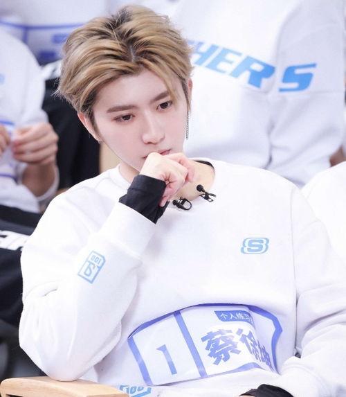 蔡徐坤娛樂吃瓜圖片高清,高清圖片揭秘明星幕后生活