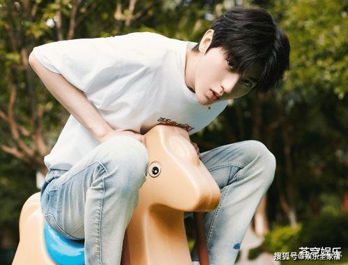 蔡徐坤娛樂吃瓜圖片高清,高清圖片揭秘明星幕后生活