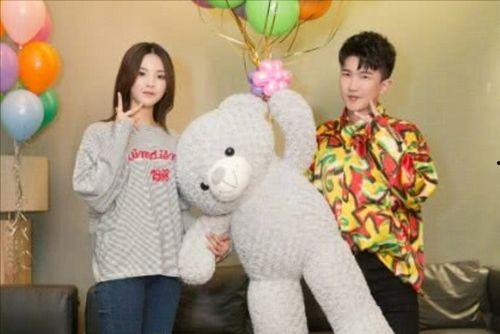 娛樂圈吃瓜背景圖,揭秘幕后真相，吃瓜群眾圍觀大戲