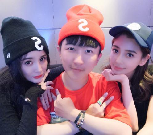 娛樂圈吃瓜背景圖,揭秘幕后真相，吃瓜群眾圍觀大戲