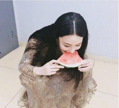 娛樂吃瓜醬衣服在線觀看,揭秘明星衣櫥，在線觀看時(shí)尚盛宴