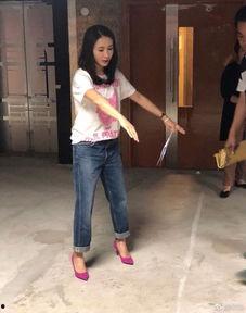 娛樂吃瓜醬衣服在線觀看,揭秘明星衣櫥，在線觀看時(shí)尚盛宴